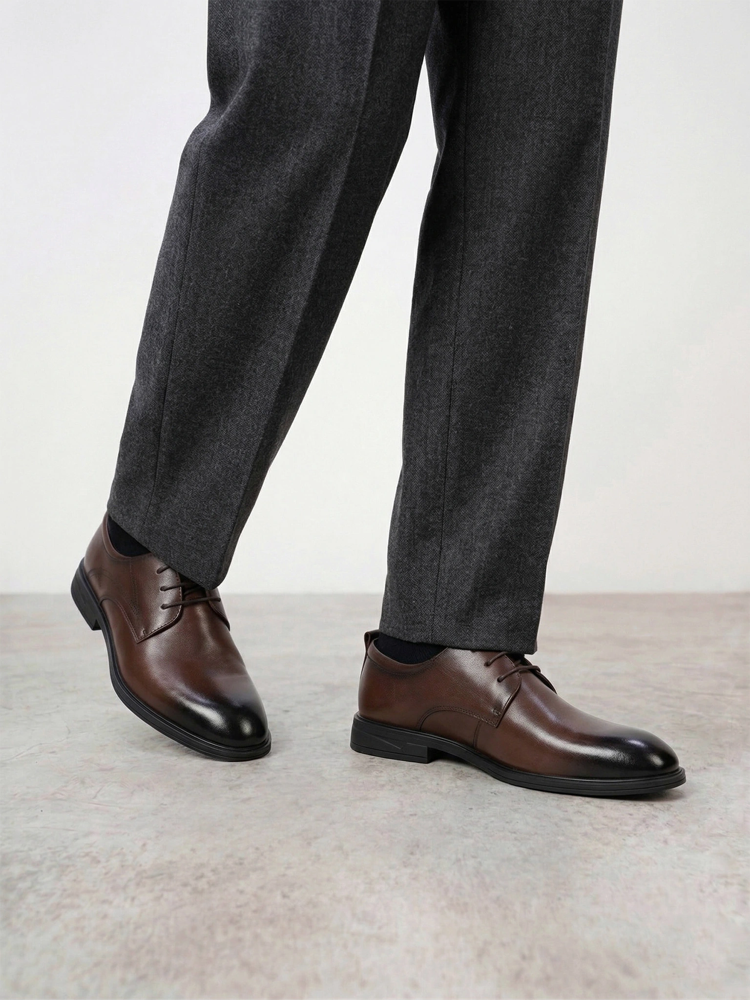 Туфли-дерби коричневого цвета на низком каблуке